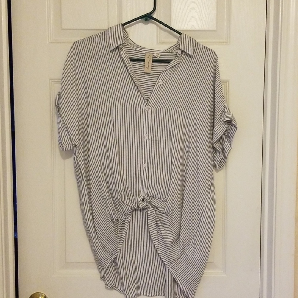 Evereve grey and white top